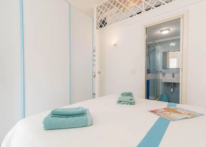 Tiffany With Shared Pool - Happy * 马里内拉