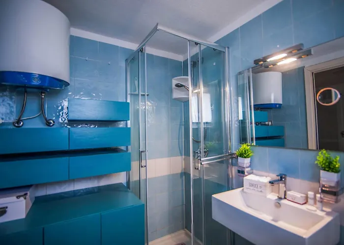 Tiffany With Shared Pool - Happy * 马里内拉